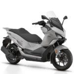 Скутер QJMotor Fort 125 ABS-TCS 2026 – 15 к.с., TFT 7", Smart Key, GT Scooter